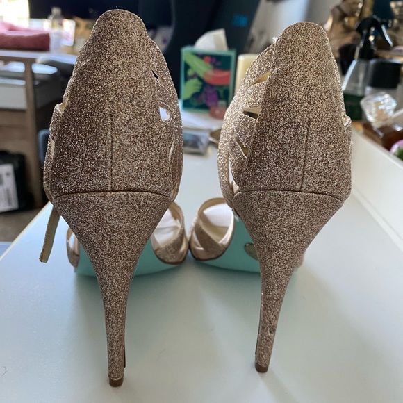 Blue by Betsey Johnson Tee Champagne Glitter Dress Sandals Size 9 - Picture 2 of 5